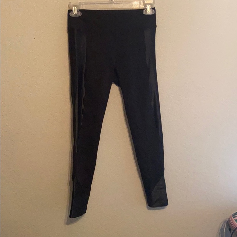 I’m selling these Koral leggings.